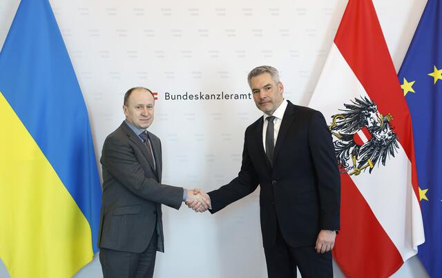 Bundeskanzler Nehammer den ukrainischen Botschafter Dr. Vasyl Khymynets | Foto: BKA