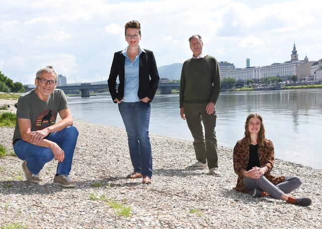 Von links: Friedrich Schwarz, Leiter der Naturkundlichen Station, Stadträtin Eva Schobesberger, Harald Kutzenberger, TBK Büro für Ökologie und Landschaftsplanung und Daniela Hofinger, Landschaftsökologie &amp; Umweltplanung. | Foto: Stadt Linz