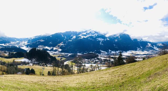 Das Problem "Bodenfraß" (Flächenverbrauch, Bodenversiegelung) macht auch vor den Tiroler Regionen nicht Halt. | Foto: Kogler
