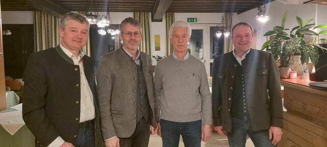 Die Marktgemeinde Semriach mit Bürgermeister Gottfried Rieger (2.v.l.) gratuliert Markus Loidolt zum 80. Geburtstag. | Foto: Marktgemeinde