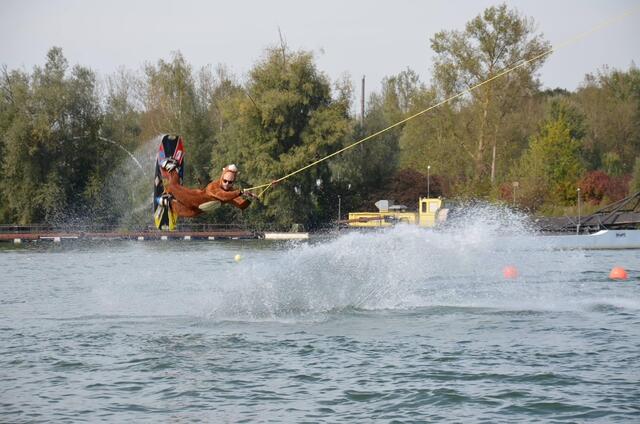 Die Wakeboarder trotzten dem kalten Nass. | Foto: Privat