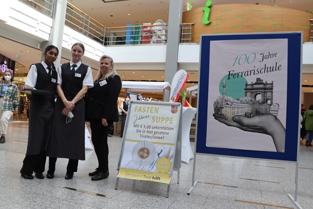 Ferrari-Fastensuppe – drei Euro für das Netzwerk Tirol und es wird geholfen, wo Hilfe gebraucht wird! V.r.n.l.: Sara Stern (Dipl. Pädagogin), Schülerinnen der Ferrarischule | Foto: Anna Wieser