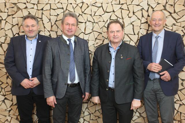 Schulterschluss für eine grüne nachhaltige Energiegewinnung und -versorgung (v.l.):  Gerald Pfiffinger (Geschäftsführer Umweltbundesamt), Franz Titschenbacher (Präsident Österreichischer Biomasse-Verband), Rudolf Rosenstatter (Obmann Waldverband Österreich) und Christian Rakos (Geschäftsführer proPellets Austria) | Foto: Biomasse-Verband