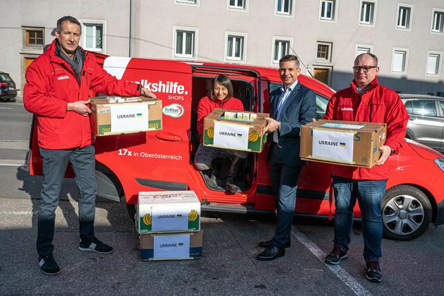 Die Volkshilfe verfügt im Bereich der Spendenaktionen über jahrzehntelange Erfahrung und ist in der Lage, die erforderliche Logistik zur Abwicklung bereit zu stellen, sagt Sozial-Landesrat Wolfgang Hattmannsdorfer (ÖVP, 2.v.r.). | Foto: Land OÖ