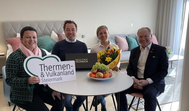 Sonja Skalnik, Franz Niederl-Pfeiler, Gattin Elisabeth und Bürgermeister Josef Ober (v.l.).  | Foto: RegionalMedien