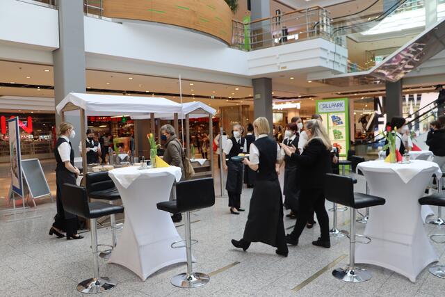 Die Besucher des Sillparks gönnen sich eine gute Fastensuppe. | Foto: Anna Wieser
