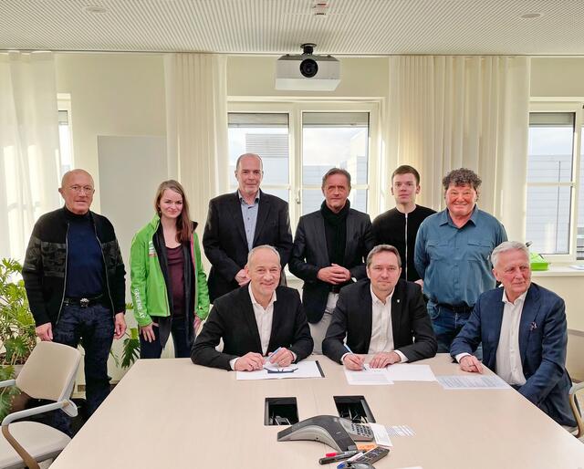 Paschings Bürgermeister Markus Hofko (1. Reihe, Bildmitte) mit den Vertretern aller politischen Parteien, PlusCity und Keba bei der Unterzeichnung des offenen Briefs an die Bundesregierung. | Foto: BRS