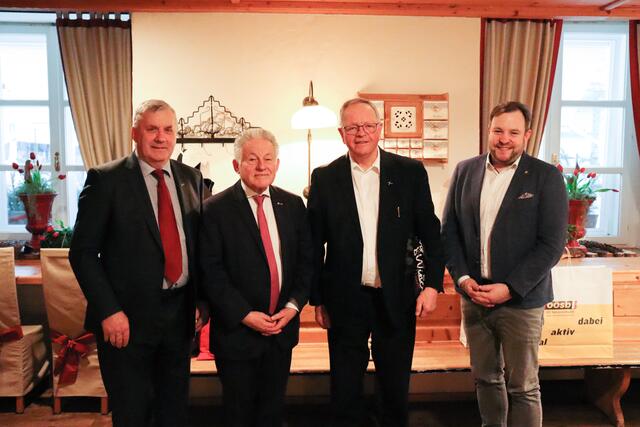 Landesobmann Josef Pühringer (2.v.l.), Landesgeschäftsführer Franz Ebner (1.v.r.) und der Bezirksobmann von Rohrbach Leopold Wipplinger (1.v.l.) gratulieren dem emeritierten Abt von Schlägl Martin Felhofer (2.v.r.) zum 75. Geburtstag. | Foto: Foto: OÖSB