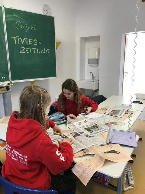 Mit Zeitungen beschäftigen sich derzeit die Kinder an der Sport/Mittelschule St. Valentin/Schubertviertel.  | Foto: Sport/Mittelschule St. Valentin/Schubertviertel