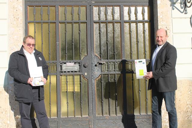 Karl Peter vom Netz NÖ Service Center Scheibbs zeigt Bürgermeister Franz Aigner den neuen Smart Meter. | Foto: Netz NÖ