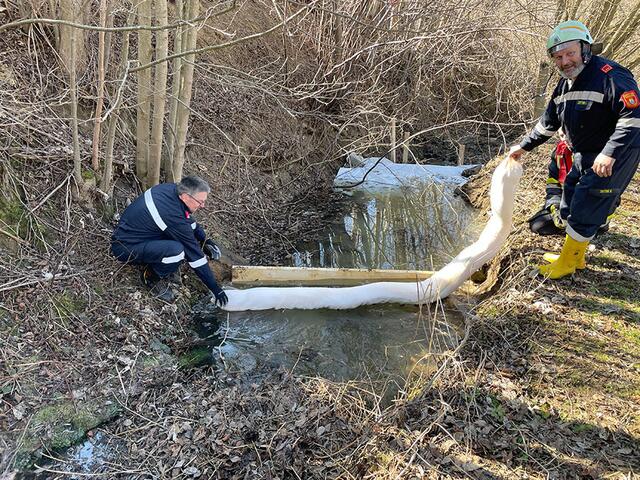Die Ölsperren wurden in Stellung gebracht. | Foto: Feuerwehr Waidhofen/Thaya