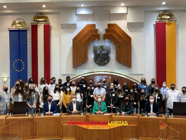 Die Schüler der Europäischen Mittelschule Oberwart waren im Burgenländischen Landtag als "Jugendabgeordnete" zu Gast. | Foto: Landesmedienservice