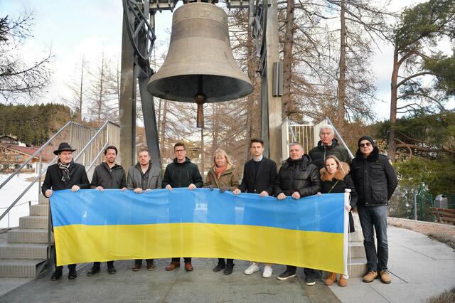 Vertreter aller acht wahlwerbenden Gruppen versammelten sich zur Gedenkminute für den Frieden und die Opfer von Krieg und Aggression in der Ukraine. Rechts: Friedensglocken-Obmann GV Josef Federspiel und Grundeigentümervertreter Stefan Heidkamp. | Foto: MG Telfs/Dietrich