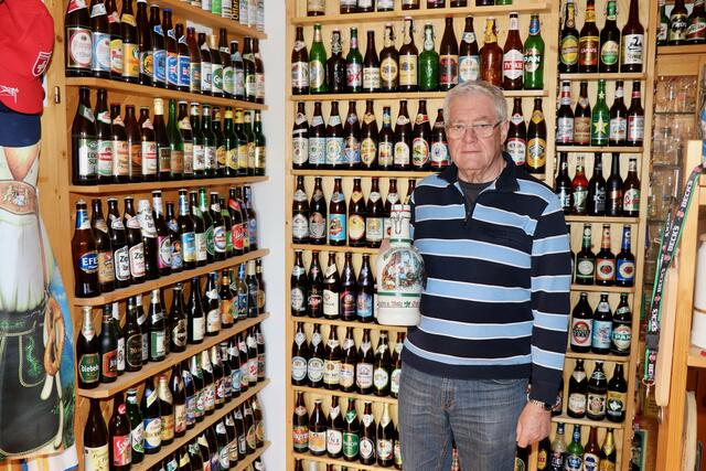 Karl Eichberger aus Staudach hat auf rund 40 Quadratmetern tausende „bierige“ Objekte gesammelt. | Foto: Alfred Mayer