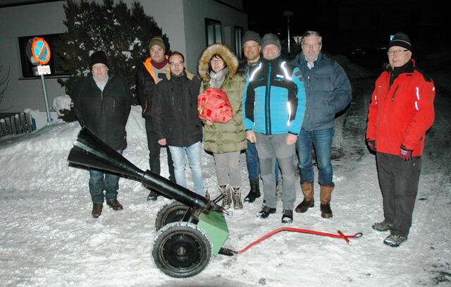 Mit fünf kräftigen Schüssen aus der Vereinskanone holten der Vereinsvorstand der Kameradschaft Mariapfarr (nicht alle sind im Bild zu sehen) ihren Obmann und dessen Gattin zeitig aus dem Bett.  | Foto: Alois Planitzer