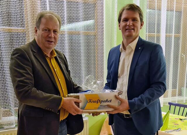 ÖVP-Bezirksobmann Bernhard Hirczy (rechts) gratulierte Bgm. Josef Korpitsch zur Wahl zum Spitzenkandidaten. | Foto: ÖVP