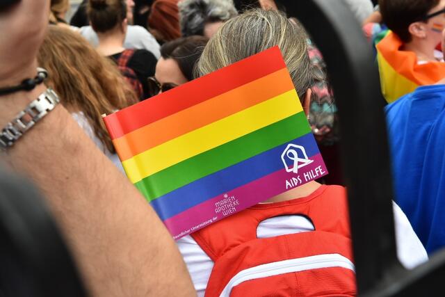 Bei einer Corona-Demo im September 2020 wurde eine Regenbogenflagge zerrissen. | Foto: Markus Spitzauer