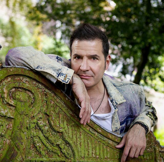 Mark Janicello schlüpft im Eboardmuseum noch einmal ins Leben von Elvis Presley ein.  | Foto: Finelli