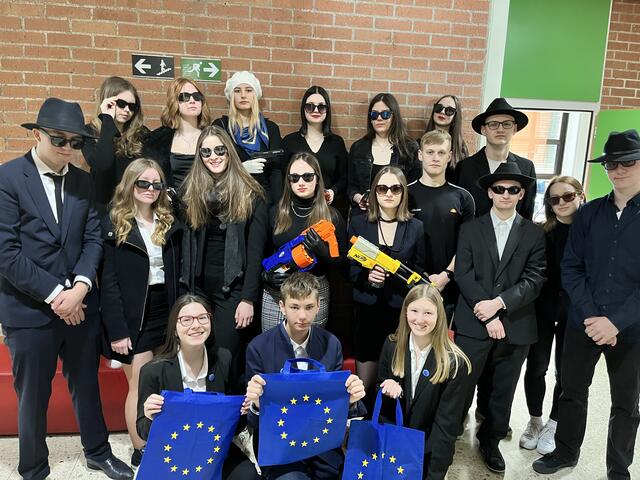 In der Gruppenkostümwertung gewann die 3c Klasse, die gesammelt als Mafiafamilie auftrat. | Foto: HAK Weiz