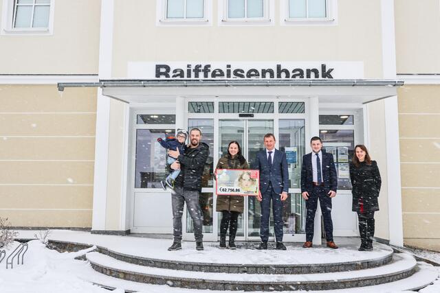 Ferdinand, Theo und Johanna Forster mit Raiffeisenbank-Direktor Matthias Breidt, Kundenberater Dominik Mühlböck und Redakteurin Judith Kunde. | Foto: Danny Jodts