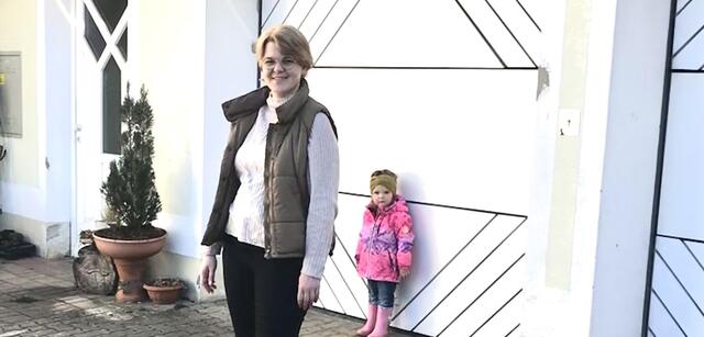 Melina Schuster und ihre Tochte Romy sind gespannt auf die Sammelaktion am kommenden Samstag für die vom Krieg gebeutelten Menschen in der Ukraine. Sammelstelle ist der Platz bei der Bastelstube Semmernegg in Wies. | Foto: KK