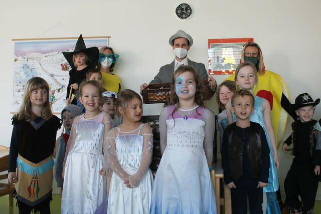 Die verkleideten Kinder freuten sich über den süßen Faschingsgruß. | Foto: Gemeinde Ennsdorf