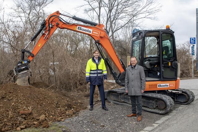 Gerald Loew von der MA 45 und Bezirksvorsteher Gerald Bischof nahmen den Spatenstich per Bagger vor. | Foto: BV23/Genitheim