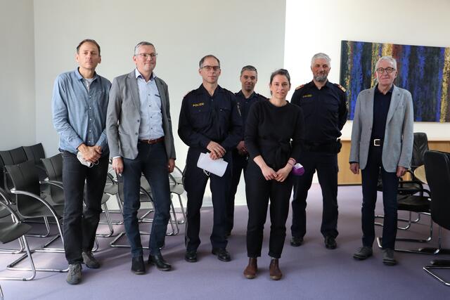 Informierten über das temporärer Fahrverbot am Perjenerweg: Wolfang Handle, Otto Siegele, Alexander Farmer, Richard Moser, Elisabeth Steinlechner, Christoph Patigler und Herbert Mayer (v.li). | Foto: Siegele