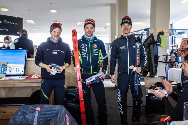 Auf dem Stockerl in der Klasse Men: Der drittplatzierte Alexander Hutter, Sieger Daniel Zugg und der zweitplatzierte Lukas Rauch (v.li.). | Foto: Oberland Tourencup/Julia Brunner