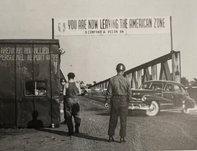 US-Kontrollposten 1952 an der Ennsbrücke - Passieren war erst nach Passkontrolle möglich. | Foto: Archiv Museumverein Lauriacum-Enns
