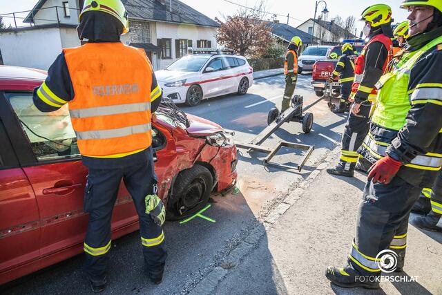Das Auto kam erst nach circa 50 Metern zum Stillstand, nachdem es zurück auf die Fahrbahn geschleudert worden war. | Foto: Team Fotokerschi / Bayer