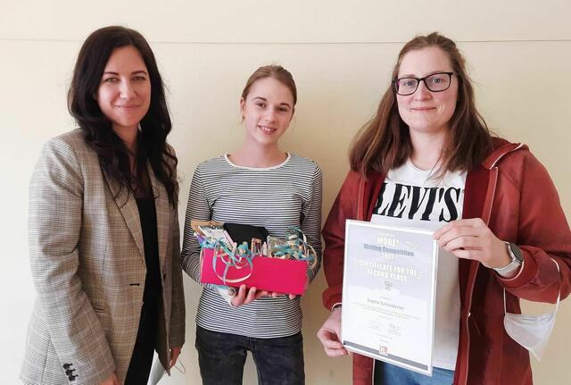 Links: Englischlehrerin Vera Holata; Mitte: Teilnehmende Sophie Schöndorfer; Rechts: Mittelschuldirektion Stefanie Kropf. | Foto: Stefanie Kropf