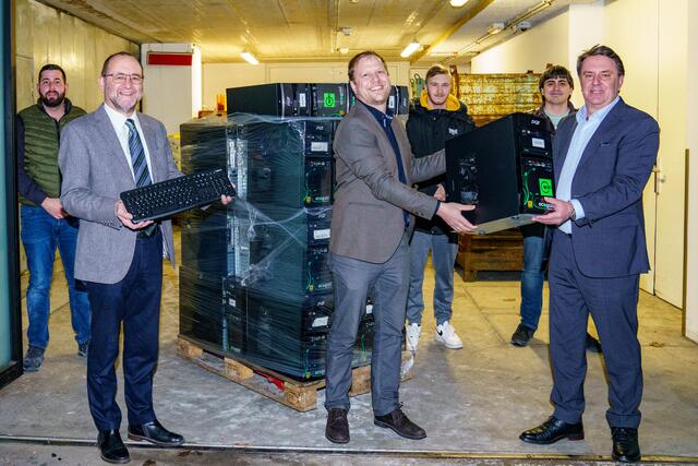 Vorne v.l. WIFI NÖ-Kurator Gottfried Wieland, GESA-Geschäftsführer Matthias Zuser und WKNÖ-Präsident Wolfgang Ecker übergaben Geräte an Mitarbeiter der GESA (im Hintergrund). | Foto: Josef Bollwein