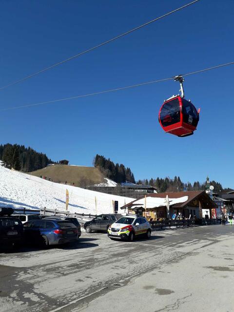Ein Schock-Moment, der vielen Beteiligten noch länger in Erinnerung bleiben wird: Ein 29-Jähriger hing kurze Zeit an Außenseite einer Gondel der Schatzbergbahn in Auffach, ehe er einige Meter in die Tiefe auf die darunterliegende Straße stürzte. | Foto: ZOOM.Tirol