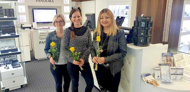 Blumen sind eine nette Geste, aber viele Frauen lieben das Funkeln von Uhren und Schmuck, weiß man bei Juwelier Zieser in Weiz. | Foto: Zieser