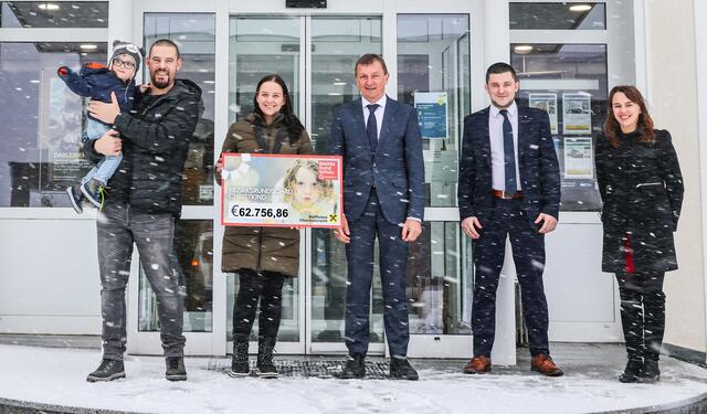 Ferdinand, Theo und Johanna Forster mit Raiffeisenbank-Direktor Matthias Breidt, Kundenberater Dominik Mühlböck und Redakteurin Judith Kunde. | Foto: Danny Jodts