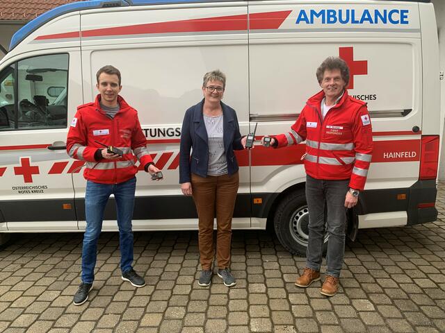 Sachbearbeiter First Responder Daniel Marik, Ramsaus Bürgermeisterin Gertraud Steinacher, Bezirksstellenleiter Werner Wurzinger | Foto: ÖRK/G. Wöchtl