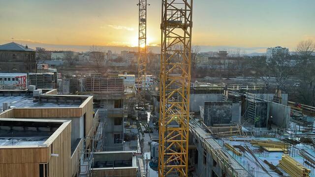Blicken die Bewohnerinnen und Bewohner der Vorgartenstraße 98-106 aus dem Fenster, grenzt eine Baustelle an die nächste. Die Rohbauten sollen im Juni fertig sein. | Foto: BezirksZeitung