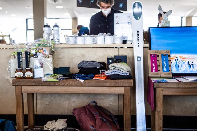 Bei der Tombola gab es tolle Preise zu gewinnen, darunter auch einen Ski von Kästle. | Foto: Oberland Tourencup/Julia Brunner