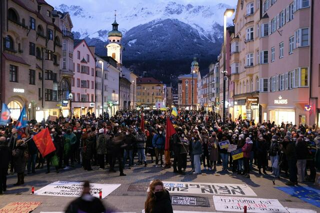 "Nein zum Krieg", friedliches und deutliches Zeichen von über 1.100 Teilnehmern in Innsbruck. | Foto: Twitter