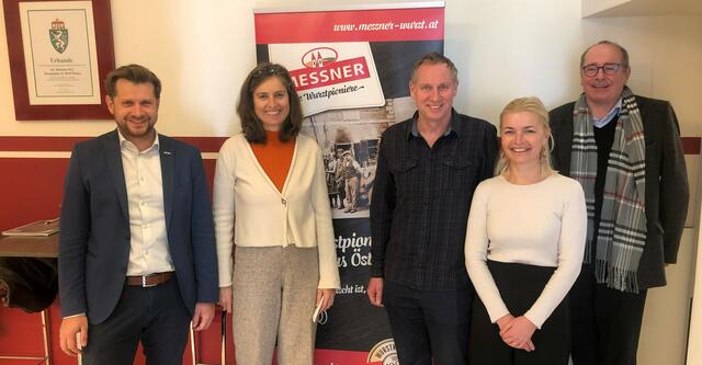 WK Regionalstellen-Leiter Michael Klein (l.) und WK Regionalstellen-Obmann Manfred Kainz (r.) waren mit Internationalisierungs-Expertin Ulrike Straka (2.v.l.) bereits bei Messner in Stainz, vertreten durch Erich Ninaus und Ilse Herunter-Klinger. | Foto: WKO
