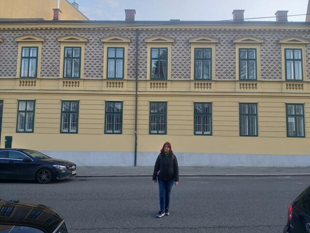 Die Hetzendorferin Angelika Pascha vor einem sehenswertem Haus in der Stachegasse 17. | Foto: Pascher