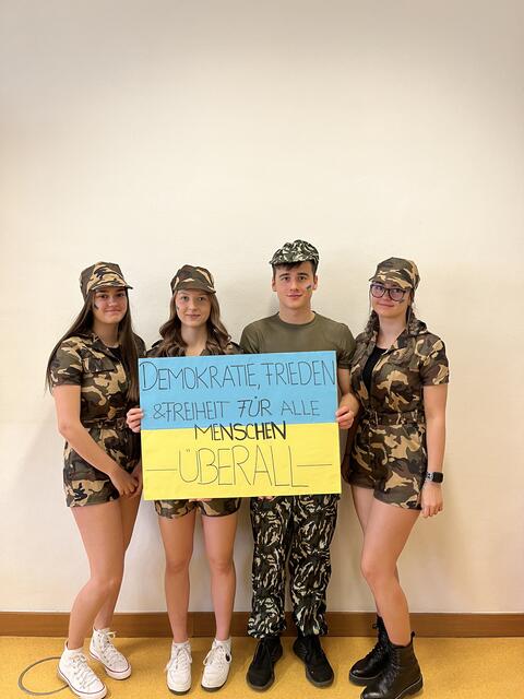 Die HAK Weiz nutzte den Faschingsdienstag um eine Friedensbotschaft zu vermitteln. | Foto: HAK Weiz