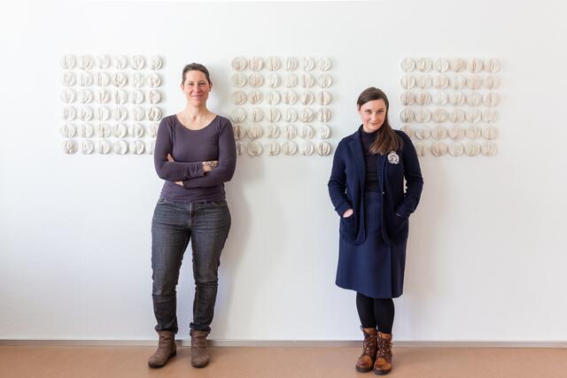 Birgit Hofstätter (links) und Sabine Weninger-Bodlak bei der Ausstellung „A Vulva is a Vulva“ in Ebensee am Weltfrauentag 2021. | Foto: Pia Fronia