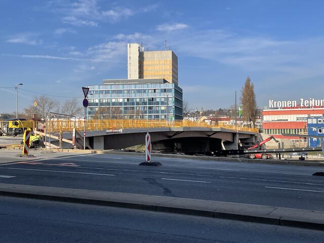 Die Sanierung der Heiligenstädter Brücke läuft auf Hochtouren. Bis Ende des Jahres sollen die Bauarbeiten komplett abgeschlossen sein.
 | Foto: Hannes Reiterits