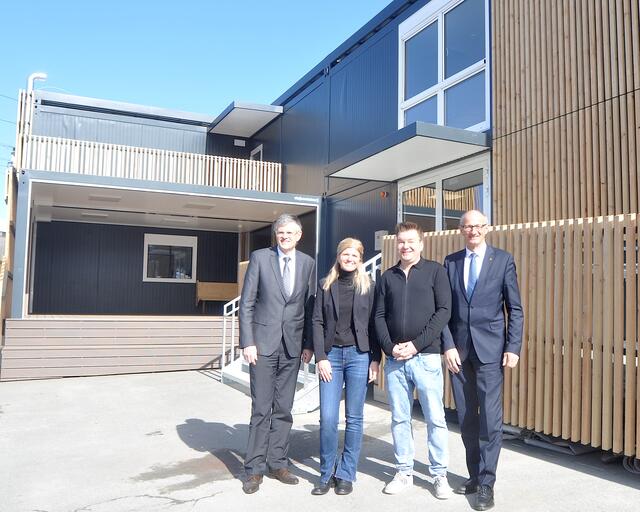 Bgm. Klaus Winkler (li.) und LR Toni Mattle (re.) mit Karin Wagner und Julian Dziki (Seokratie) vor dem START.N. | Foto: Kogler