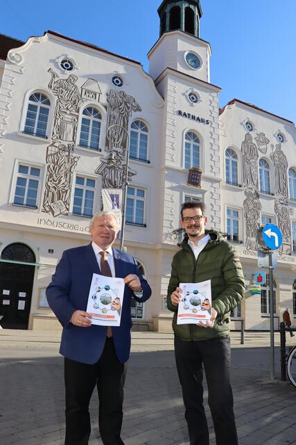 Bürgermeister Herbert Osterbauer und Finanz- und Wirtschaftsstadtrat Peter Teix freuen sich, dass dieses tolle Angebot für Wirtschaftstreibende auf die Beine gestellt werden konnte. Foto: Stadtgemeinde Neunkirchen. | Foto: Stadtarchiv Neunkirchen