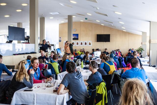 Preisverteilung in der Venet Gipfelhütte. | Foto: Oberland Tourencup/Julia Brunner
