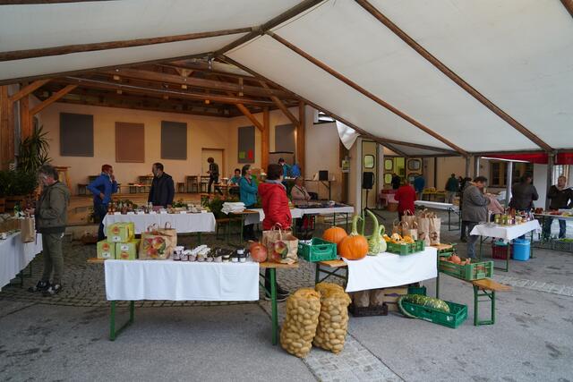 Der Hinterbergler Bauernmarkt findet abwechselnd in Schlaiten und Ainet statt. | Foto: Gemeinde Schlaiten