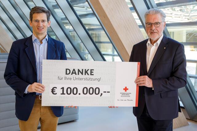 Miba Vorstandsvorsitzender F. Peter Mitterbauer und OÖ. Rotkreuz-Präsident Walter Aichinger bei der Spendenübergabe im Miba Forum in Laakirchen. | Foto: Hermann Wakolbinger